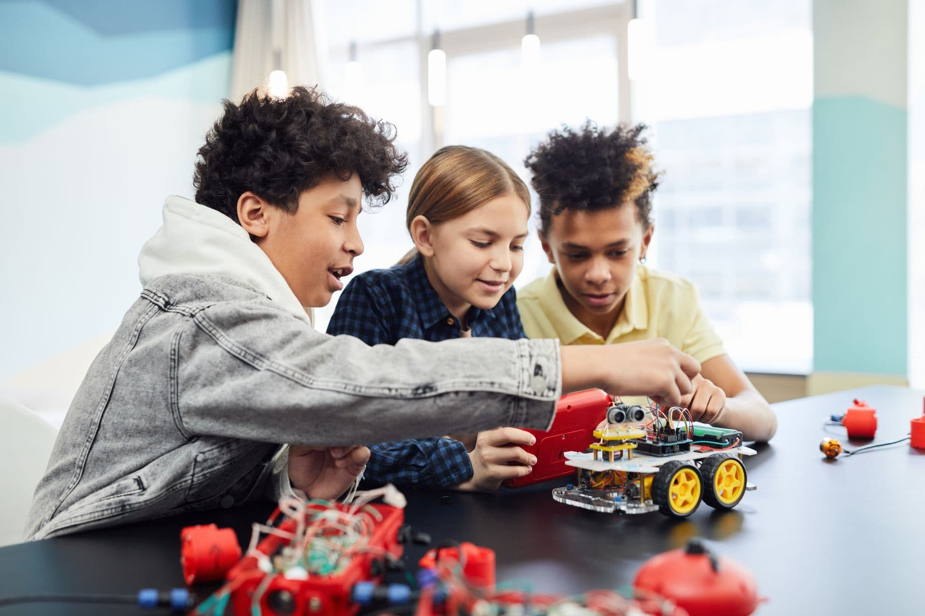 Copii construind un robot — curs de robotică pentru copii în Ialoveni